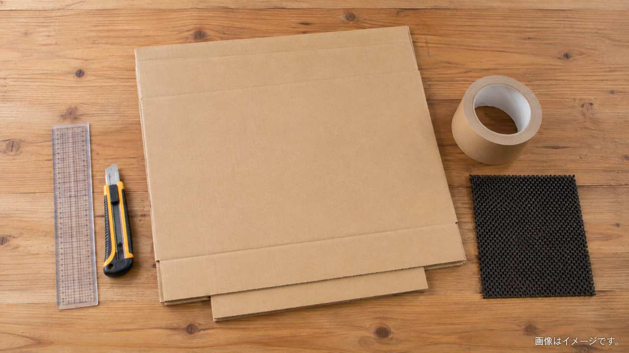 100均で揃えやすい道具と段ボールを並べた作業スペース